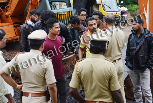  Prof. Bhagavan tries to stir hornet’s nest ; Hindu activists stage flash protest 1